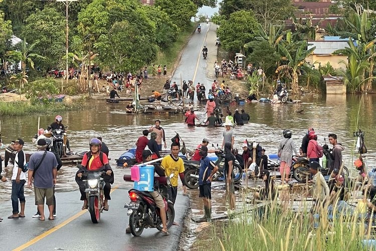 Indonesia: Mưa lớn, lũ lụt kéo dài gần 1 tháng do thời tiết cực đoan