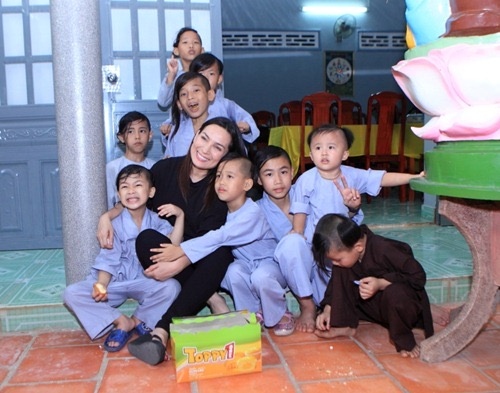 Chuyện showbiz: Phi Nhung đã mở tài khoản tiết kiệm cho 15 người con nuôi