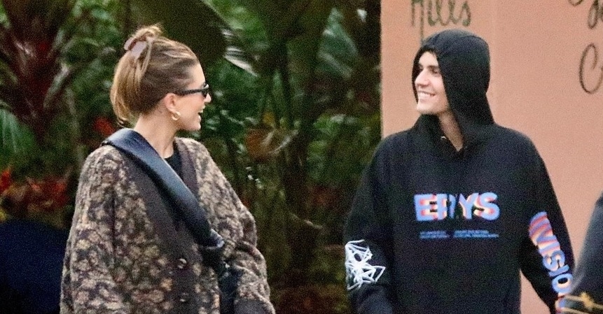 Vợ chồng Justin Bieber - Hailey Baldwin vui vẻ đi dạo phố