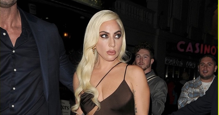 Lady Gaga gợi cảm hút mắt với đầm cut-out tại buổi công chiếu phim