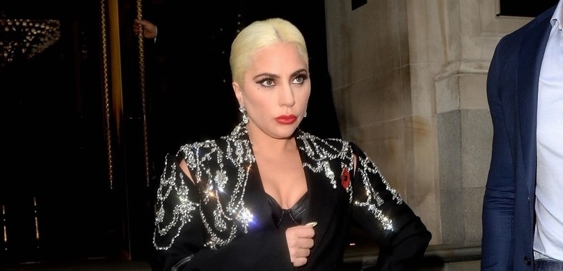 Lady Gaga diện trang phục đính pha lê sang trọng ra phố