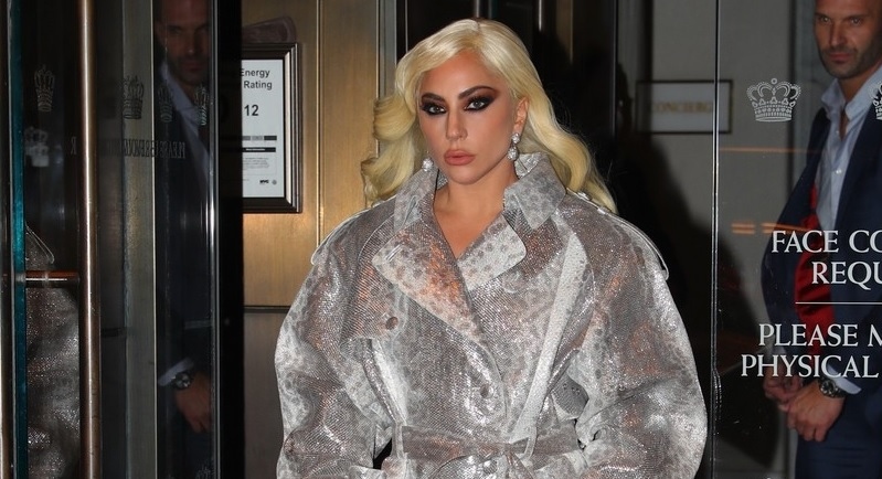 Lady Gaga diện trang phục ánh bạc lấp lánh sang chảnh ra phố