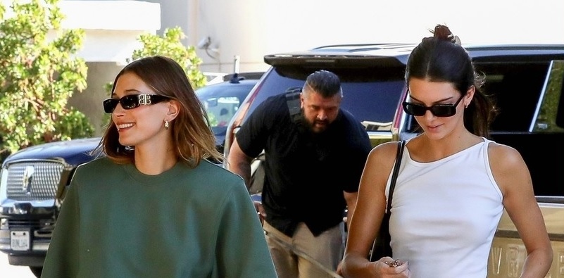 Kendall Jenner xinh đẹp đi ăn trưa cùng bạn thân Hailey Baldwin