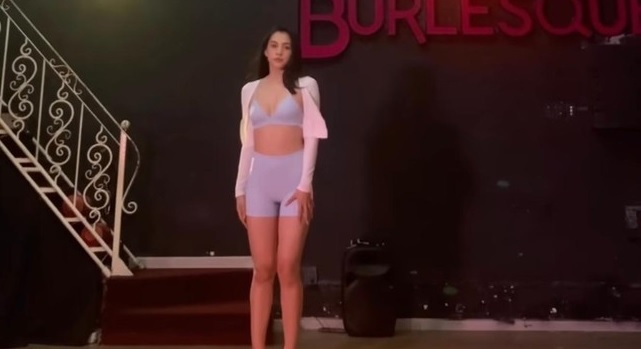 Hoa hậu Tiểu Vy diện crop-top nhảy sexy dance cực nóng bỏng