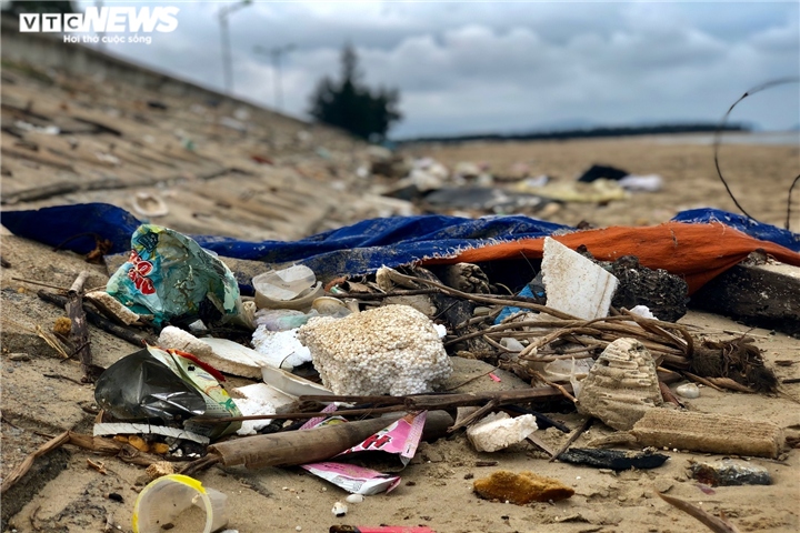 Rác thải nhựa bủa vây hai bờ biển nổi tiếng ở Quảng Bình
