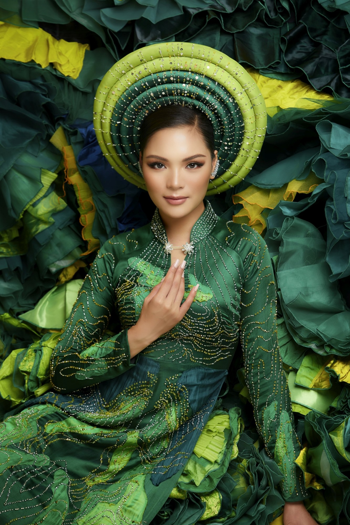 Đại diện Việt Nam chọn áo dài và thổ cẩm là trang phục dân tộc dự thi Miss Earth 2021