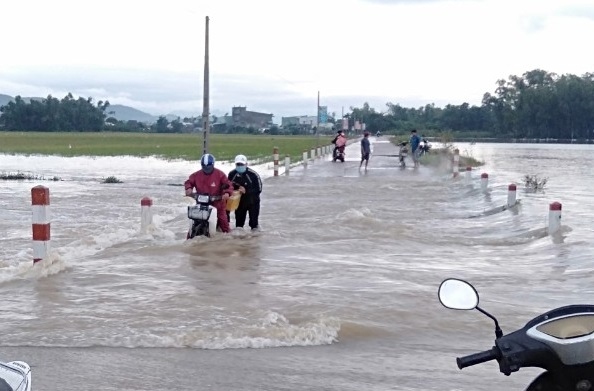 Nhiều tuyến giao thông vùng thấp trũng ở Bình Định ngập cục bộ