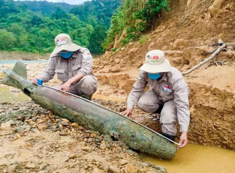 Phát hiện 2 quả bom còn kíp nổ sau trận mưa lớn ở Quảng Trị