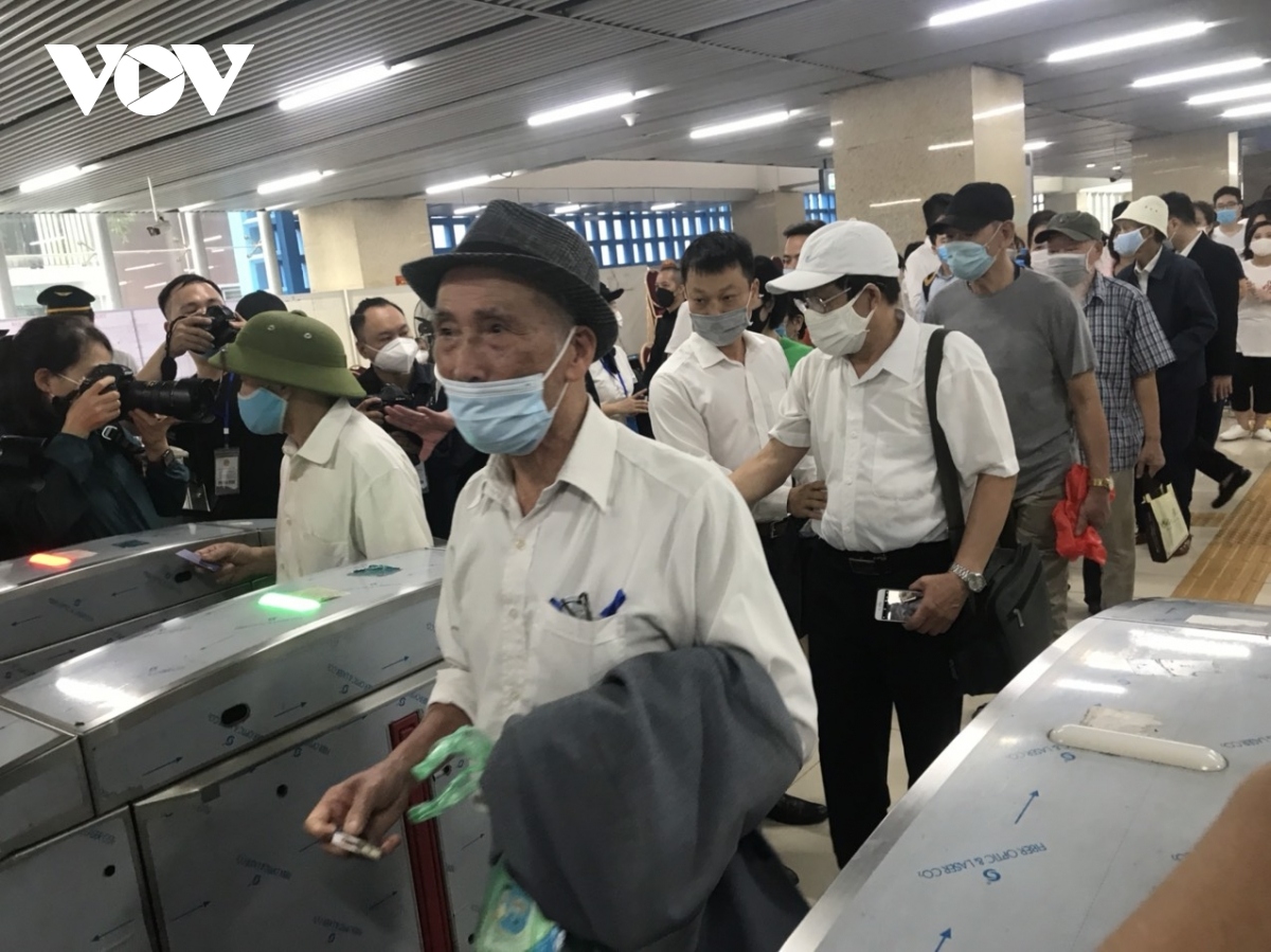 Hơn 25.000 khách đi tàu Cát Linh – Hà Đông trong ngày đầu khai thác