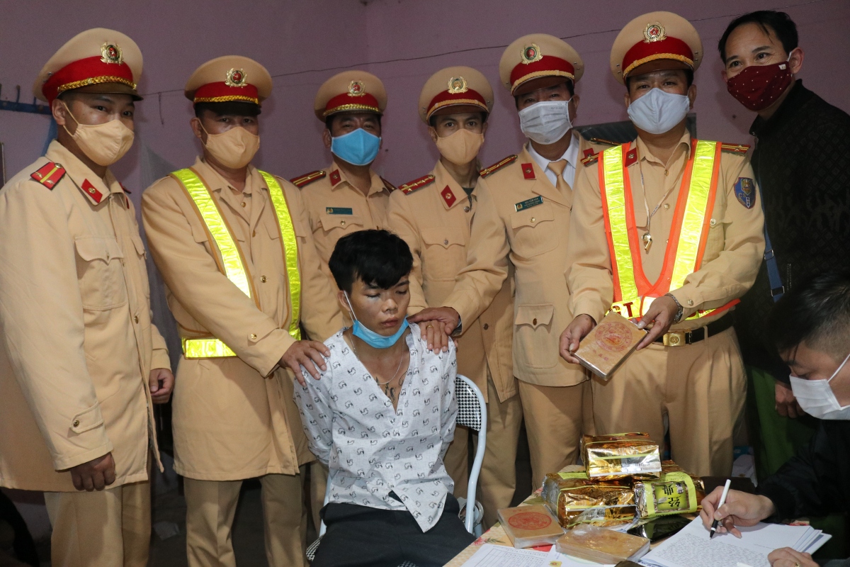 Bắt quả tang đối tượng ở Điện Biên mang 3 bánh heroin và 3kg ma túy đá đi trên xe khách