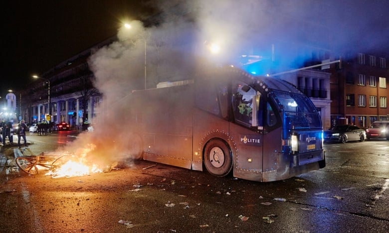 Biểu tình bạo động đêm thứ hai liên tiếp ở Hà Lan để phản đối phong toả