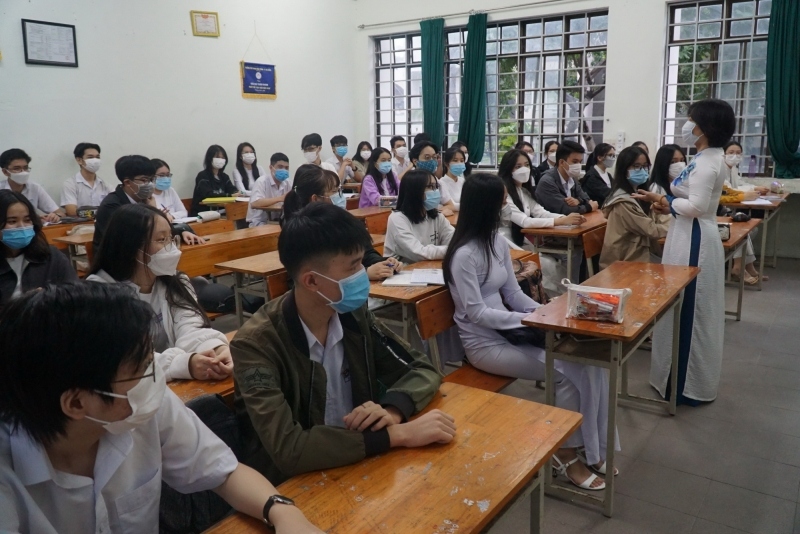 Học sinh lớp 12 ở Đà Nẵng trở lại trường học
