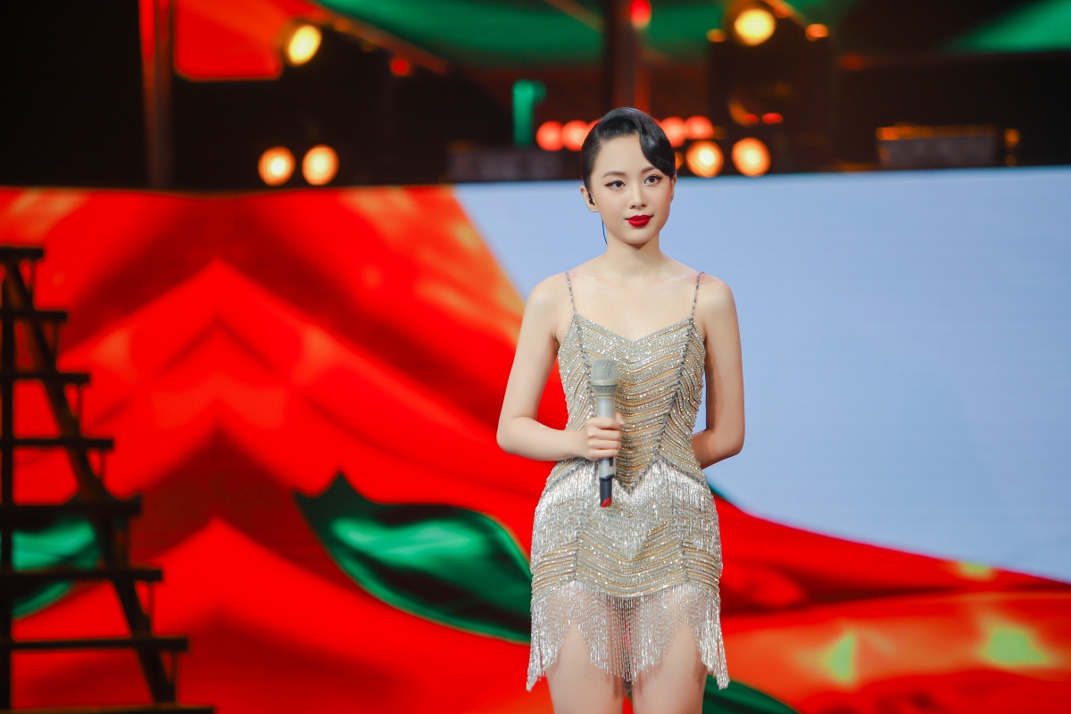 MC Tuyền Tăng được khen xinh như Ngô Thanh Vân khi dẫn chương trình
