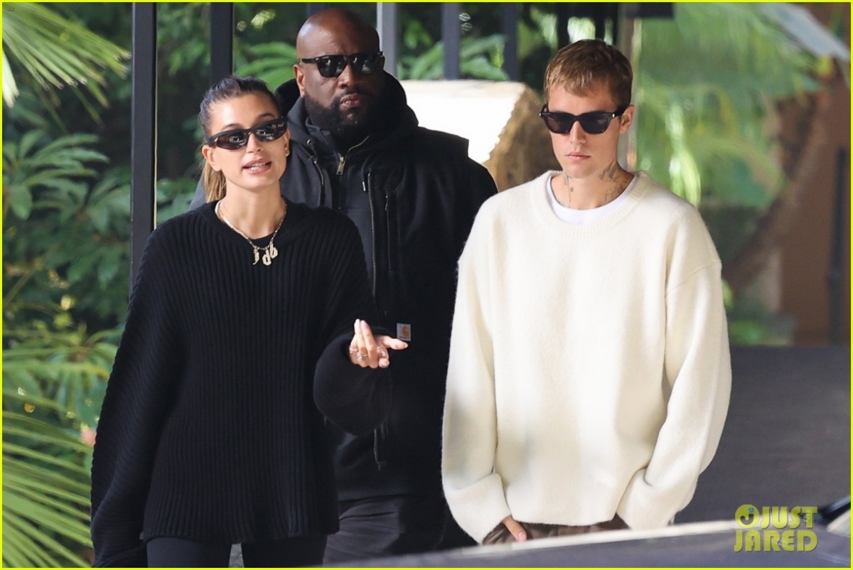 Vợ chồng Justin Bieber vui vẻ đi dạo phố dịp cuối tuần