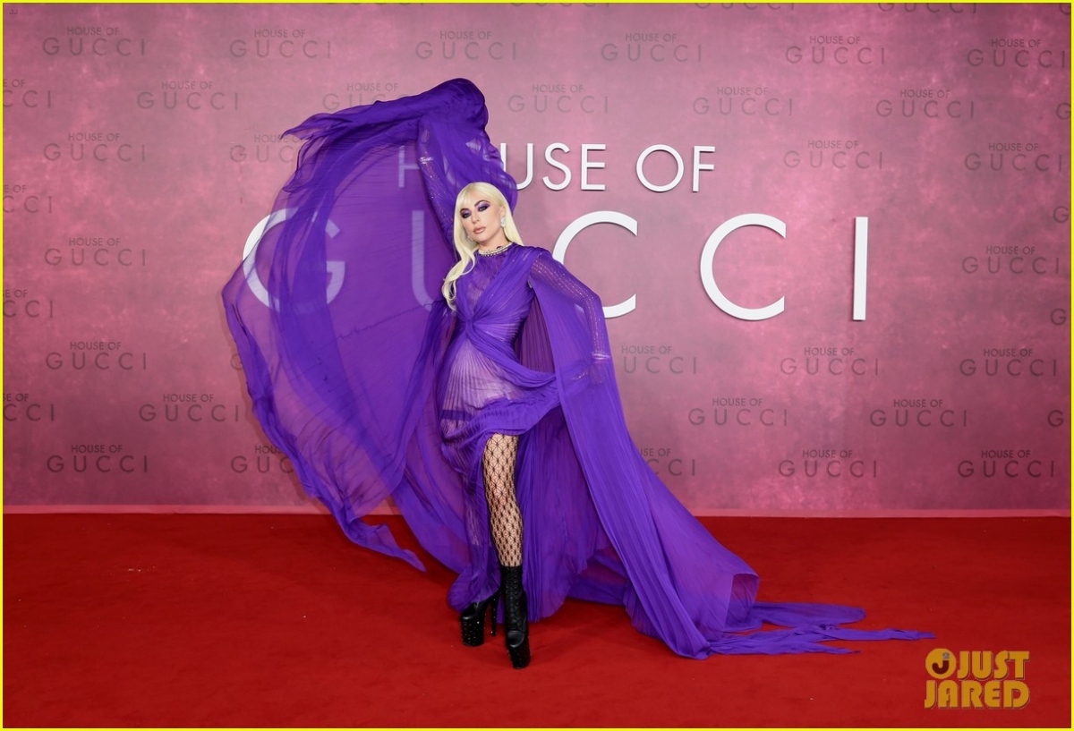 Lady Gaga tạo hình khác lạ, thể hiện màn tung váy ấn tượng tại buổi công chiếu phim