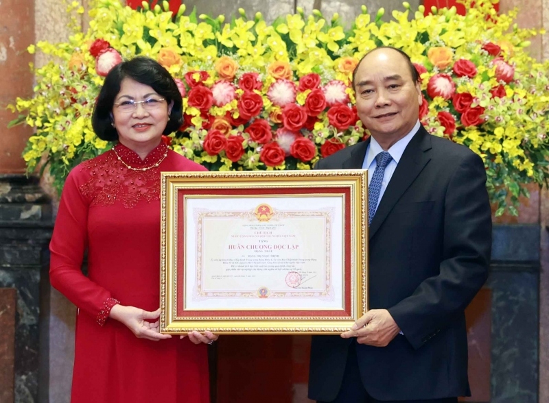Chủ tịch nước trao Huân chương Độc lập hạng Nhất cho nguyên PCT nước Đặng Thị Ngọc Thịnh