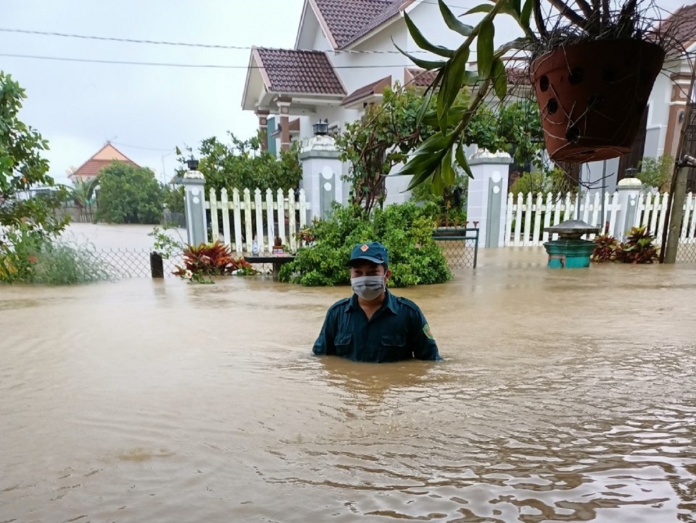 Nước lũ dâng cao, hàng trăm hộ dân Quảng Ngãi bị ngập
