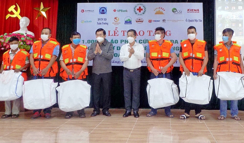 Nguyên Chủ tịch nước Trương Tấn Sang tặng áo phao cứu sinh cho ngư dân miền Trung