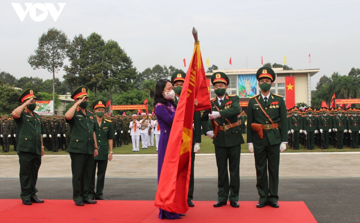 Phó Chủ tịch nước Võ Thị Ánh Xuân trao Huân chương cho Trường Sỹ quan Lục quân 2