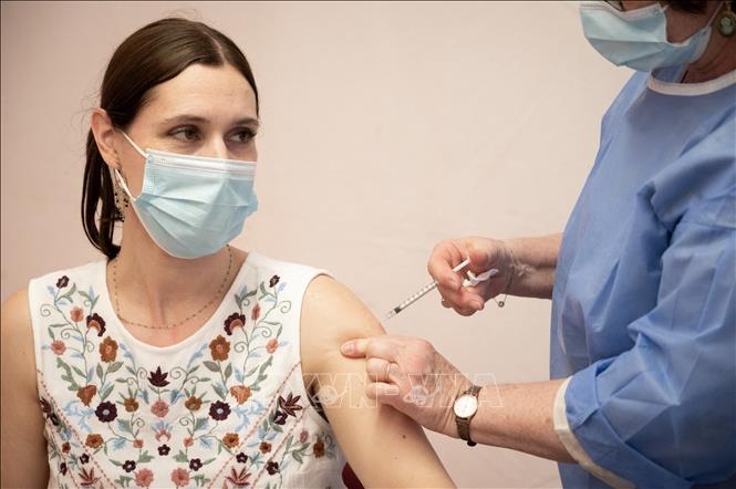 Pháp tiêm mũi vaccine tăng cường cho tất cả công dân trên 18 tuổi