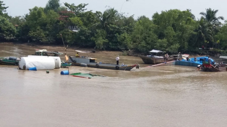Tiền Giang: Khẩn trương trục vớt tàu chìm trên kênh Chợ Gạo