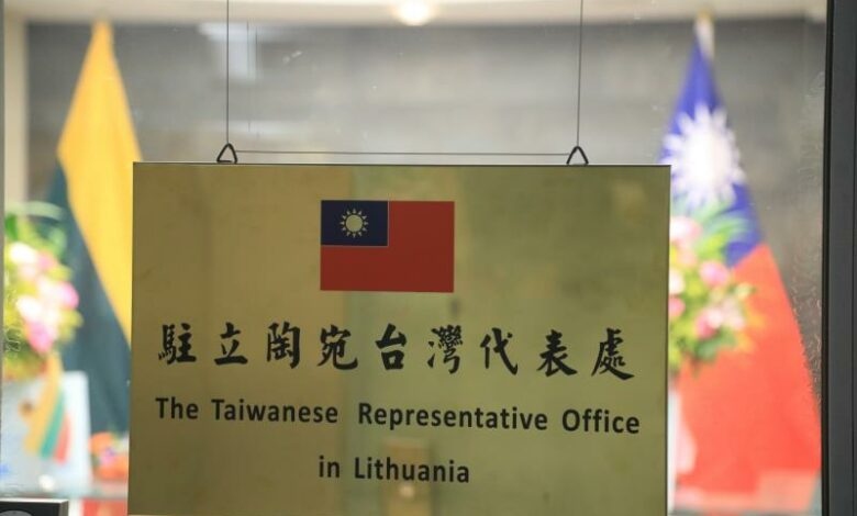 Trung Quốc giáng cấp quan hệ ngoại giao với Litva
