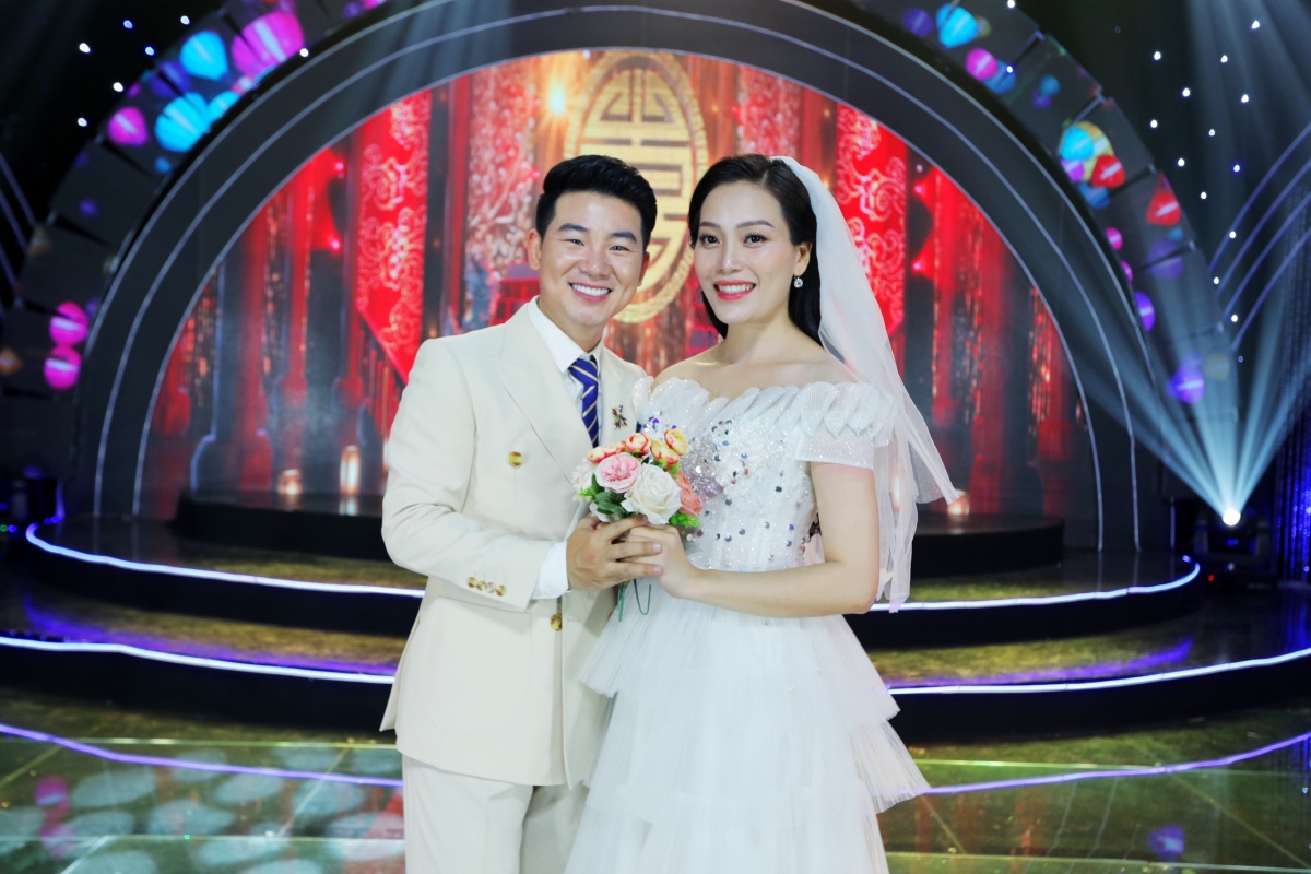 Sao Mai Huyền Trang diện đồ cưới dễ thương bên cạnh Việt Tú