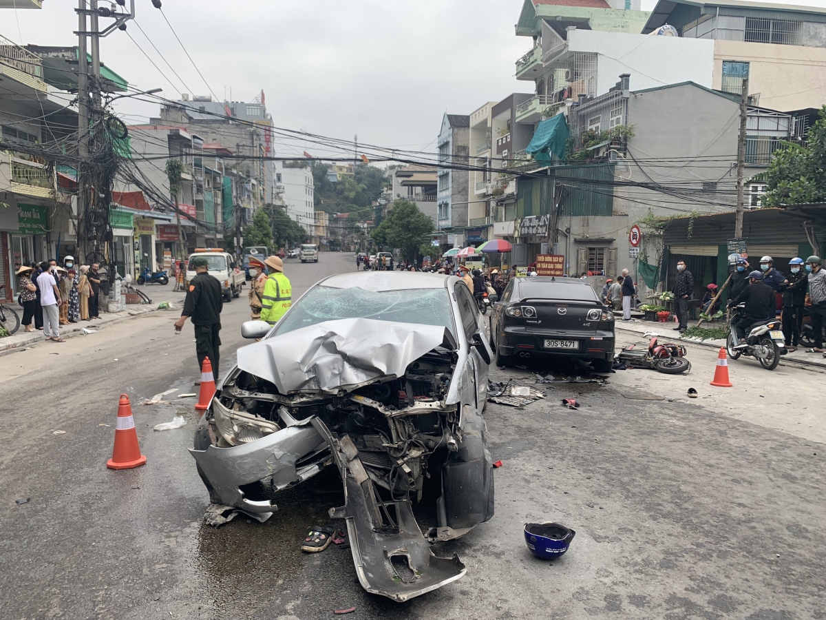 Ô tô phóng nhanh gây tai nạn liên hoàn, khiến 4 người bị thương