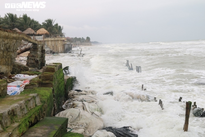 Sóng "xé toạc" bờ biển Cửa Đại, dãy nhà hàng trước nguy cơ bị "nuốt chửng"