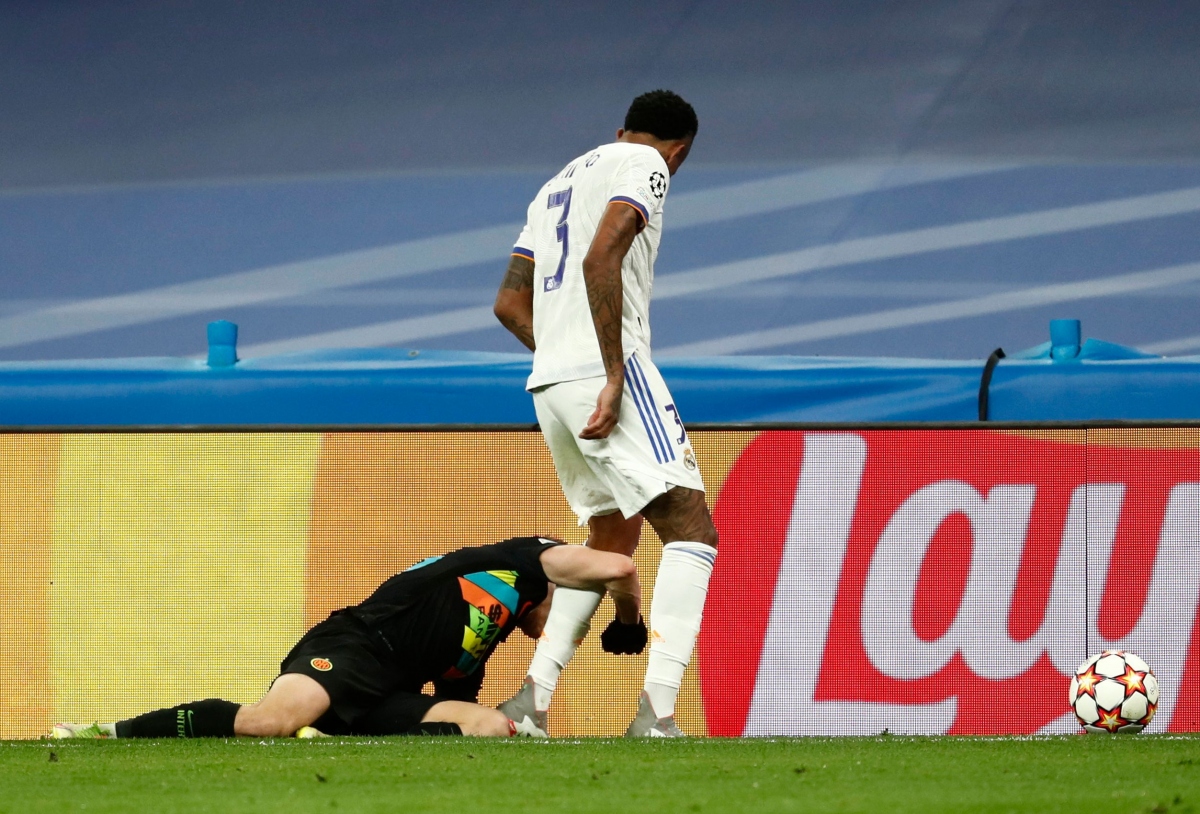 Nhà vô địch EURO 2020 đánh người và cái kết đắng