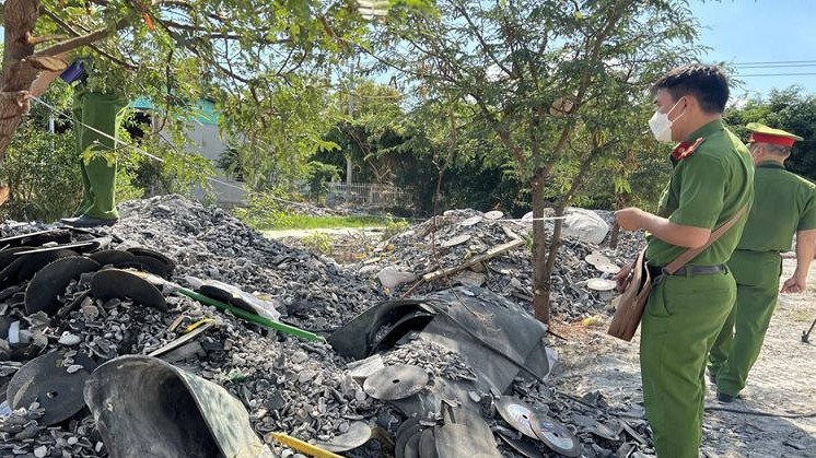 Đổ thải trái phép hàng trăm tấn rác thải rắn công nghiệp vào khuôn viên chùa tại Đồng Nai