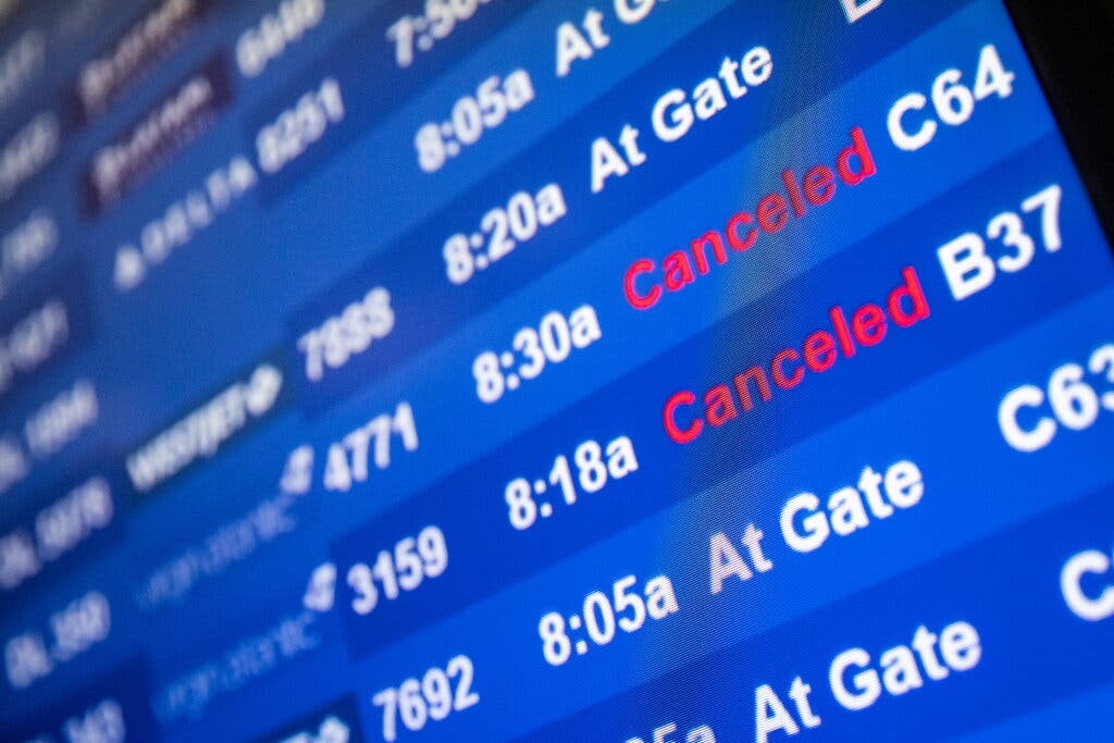 Hàng nghìn chuyến bay bị hủy ở Mỹ do biến thể Omicron