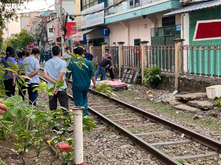 Va vào tàu hoả, người phụ nữ bị kéo lê hơn 100m