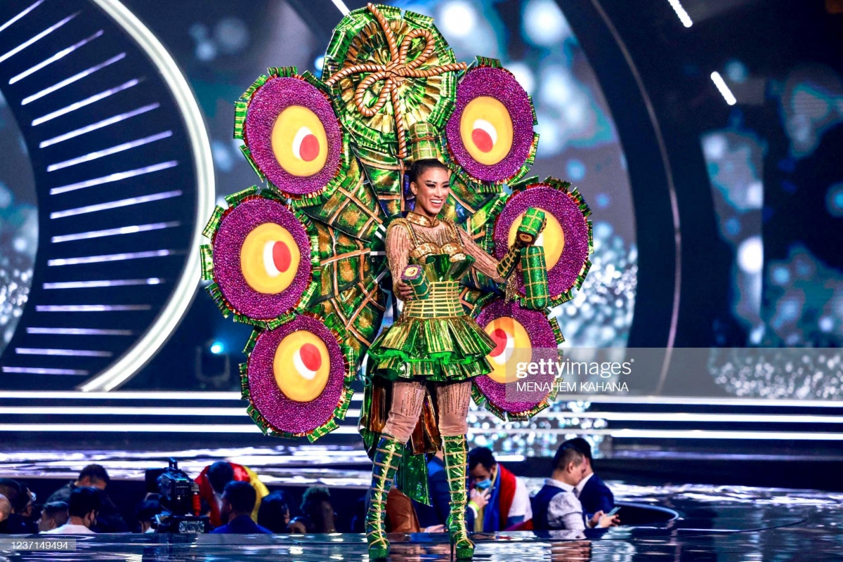 Kim Duyên trình diễn trang phục dân tộc "Ai tét hông" tại bán kết Miss Universe 2021