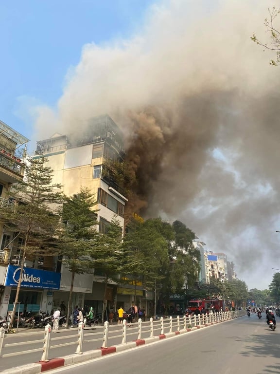 Cháy lớn trên phố Tôn Đức Thắng, Hà Nội khiến nhiều người hoảng loạn
