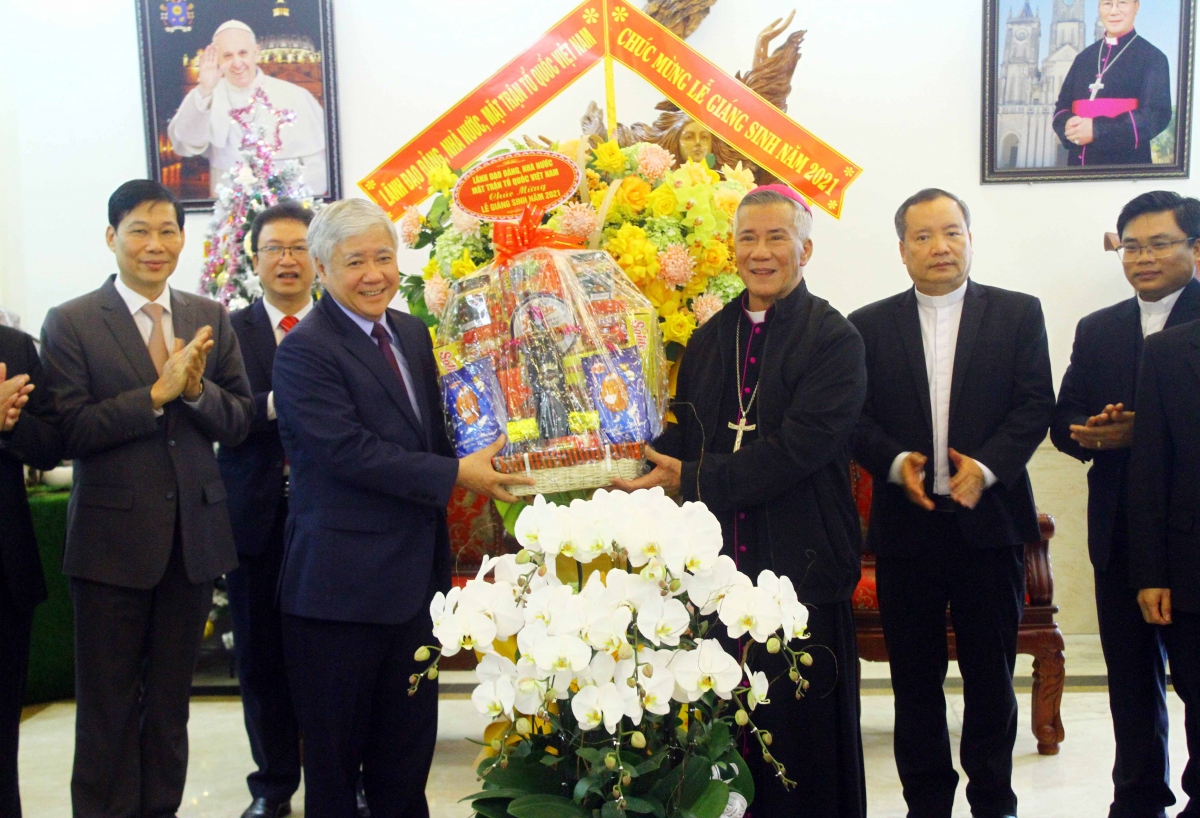 Chủ tịch MTTQ Việt Nam thăm, chúc mừng Lễ Giáng sinh tại Giáo phận Vinh