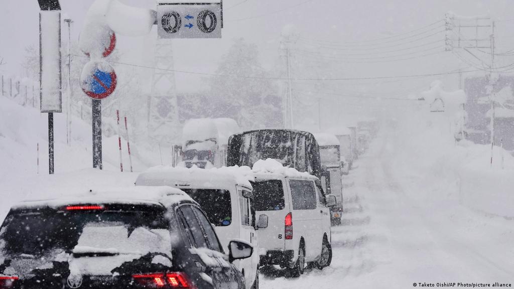 Tuyết rơi dày gây cản trở giao thông tại Nhật Bản