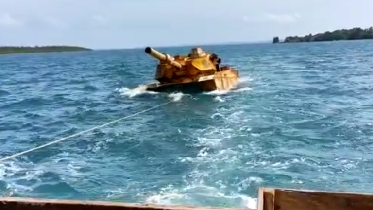 Indonesia trục vớt vật thể bí ẩn giống xe tăng trôi nổi trên Biển Natuna
