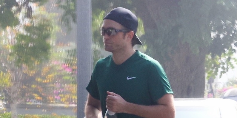Robert Pattinson tái xuất xuề xòa, già nua sau buổi tập tennis