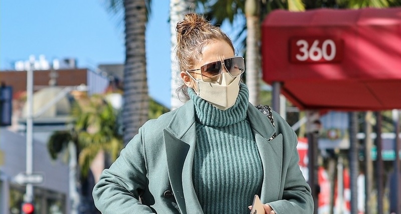 Jennifer Lopez sành điệu đi mua sắm sau khi tiết lộ sẽ kết hôn lần 4