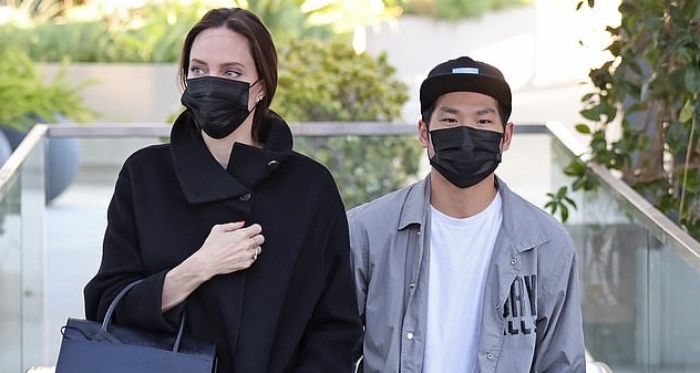 Angelina Jolie thanh lịch đi ăn trưa cùng con trai gốc Việt Pax Thiên