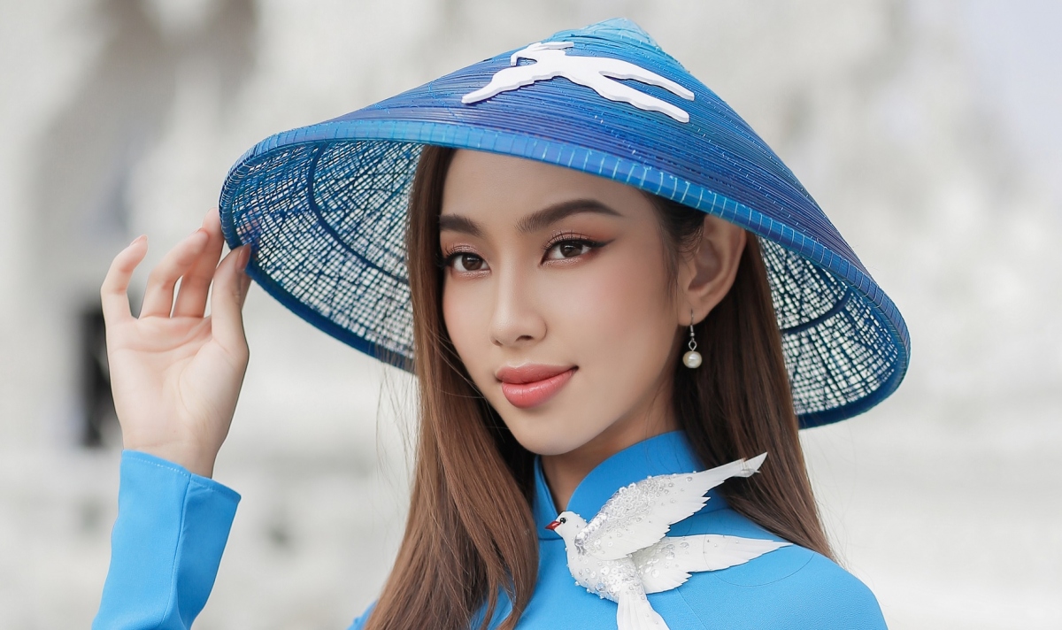 Hoa hậu Thùy Tiên tự hào diện áo dài Việt Nam trên đất Thái sau đăng quang