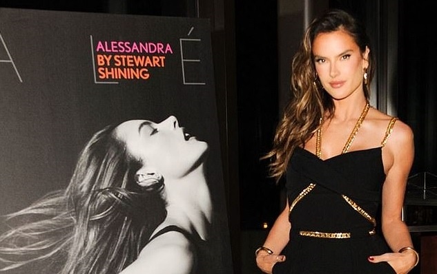 "Thiên thần nội y" Alessandra Ambrosio diện jumpsuit nóng bỏng tại buổi ra mắt sách