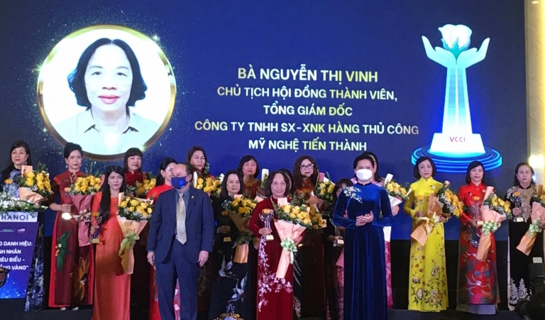 60 nữ doanh nhân tiêu biểu nhận Cup Bông hồng Vàng