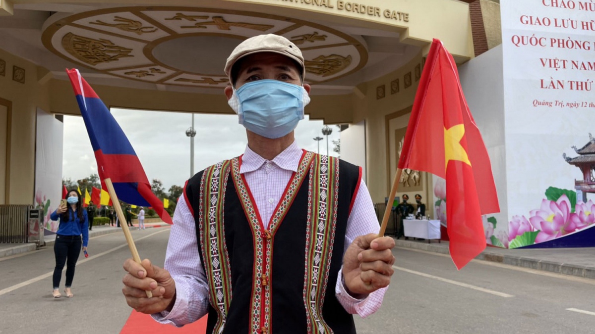 Người dân biên giới Việt - Lào vui mừng ngày gặp mặt bà con kết nghĩa