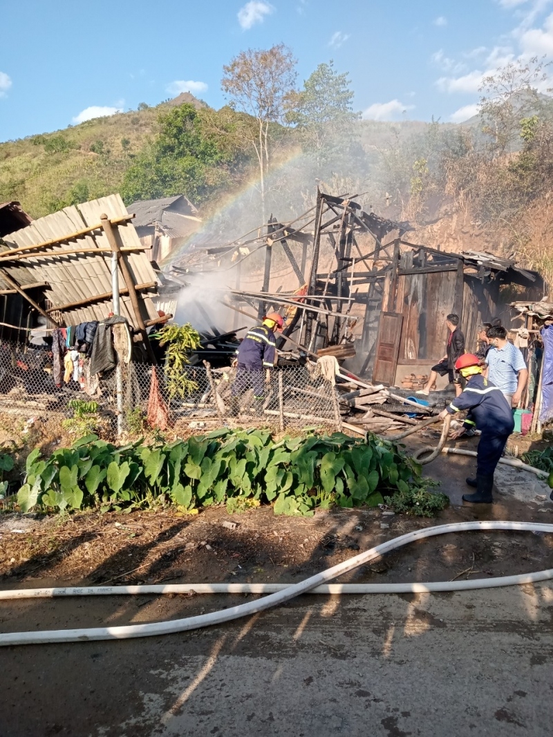 Hỏa hoạn thiêu rụi căn nhà gỗ 3 gian của người dân ở Sơn La