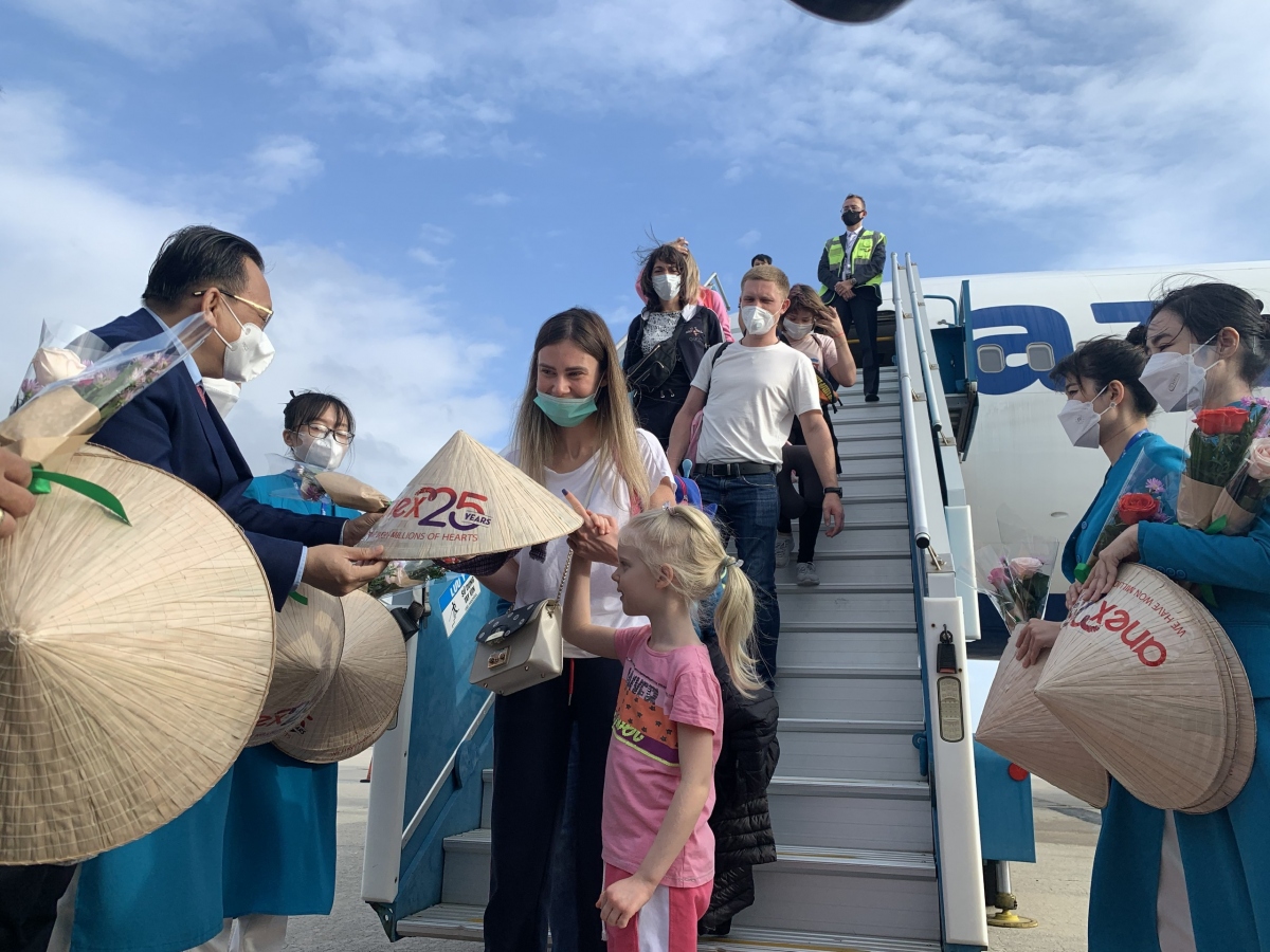Hơn 300 du khách Nga đầu tiên trở lại Khánh Hòa