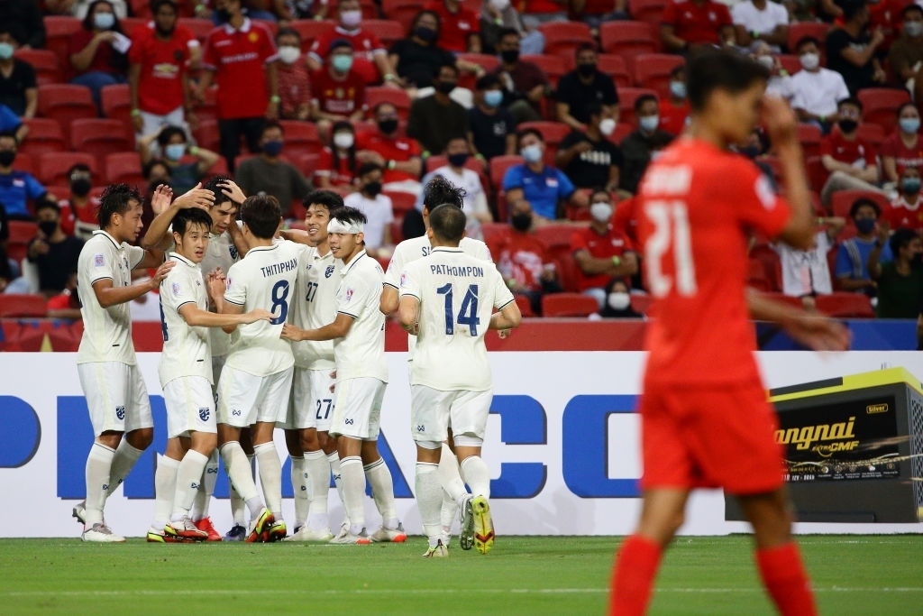 Thắng "nhàn" Singapore, ĐT Thái Lan dẫn đầu bảng A thẳng tiến bán kết AFF Cup 2020
