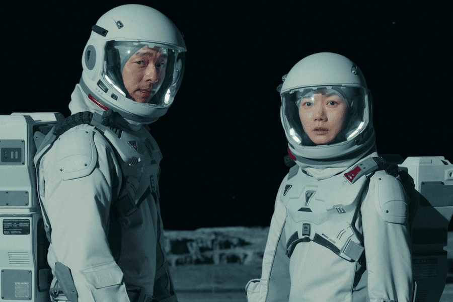 Gong Yoo, Bae Doona căng thẳng khám phá mặt trăng trong bom tấn "The silent sea"