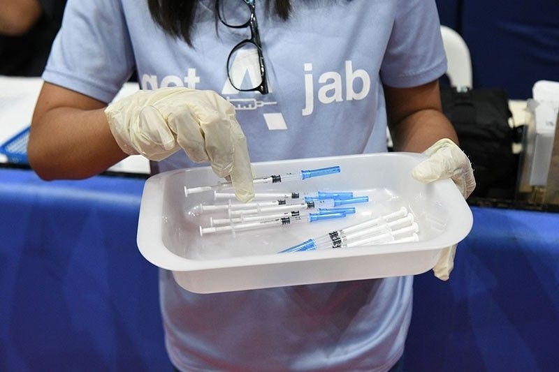 Philippines tiêm liều tăng cường vaccine Covid-19 toàn dân với thời gian chờ rút ngắn
